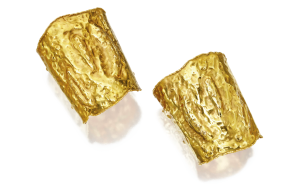 Jackie O cuff bracelets, Van Cleef & Arpels. Gold © Courtesy of Van Cleef & Arpels
